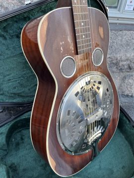 Lebeda Square Neck Resonator 