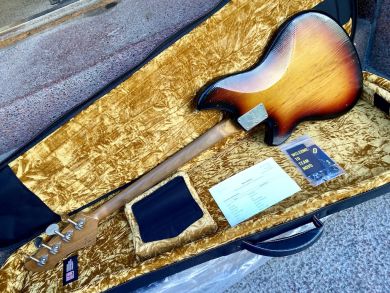 NOVO IVORUS BASS, 3-Tone Burst