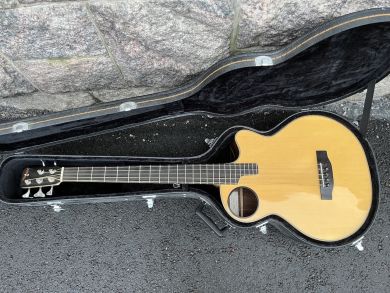KITARAVERSTAS LASSI NURMI CUSTOM V ACOUSTIC BASS 2001