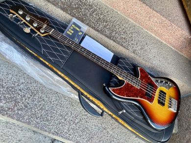 NOVO IVORUS BASS, 3-Tone Burst