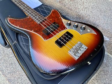 NOVO IVORUS BASS, 3-Tone Burst