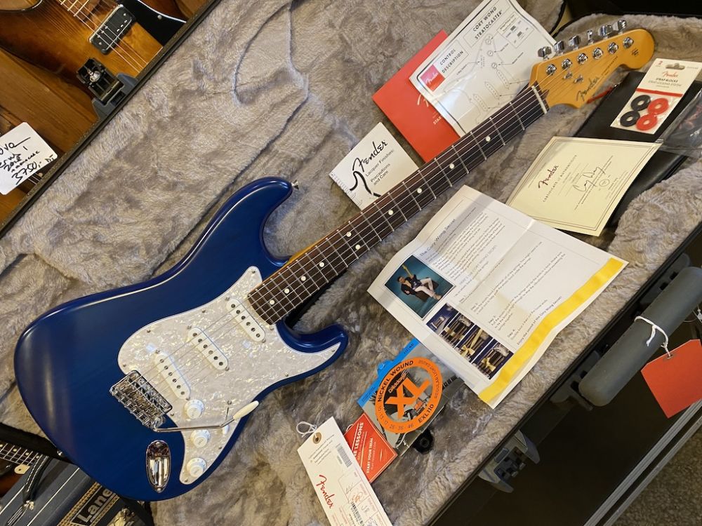 FENDER CORY WONG STRATOCASTER Sapphire Blue Transparent Satin