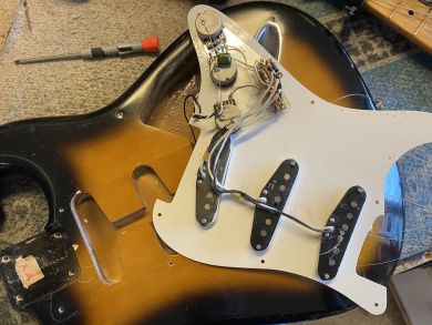 FENDER/SQUIER ST57-65 STRATOCASTER 1983