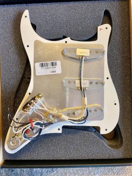 FENDER PRE-WIRED STRAT PICKGUARD, CUSTOM ´69 SSS