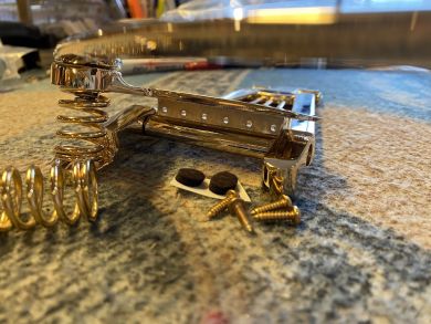 "BIGSBY" -STYLE VÍBRATO, GOLD