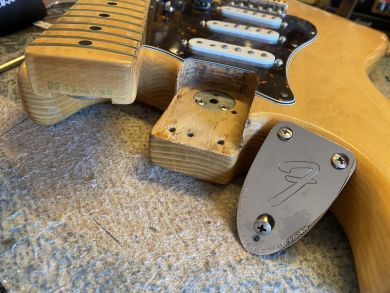 FENDER STRATOCASTER 1977