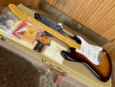 FENDER 70TH ANNIVERSARY AMERICAN VINTAGE II 1954 STRATOCASTER, 2-Color Sunburst