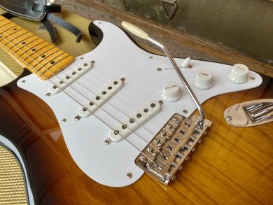 FENDER 70TH ANNIVERSARY AMERICAN VINTAGE II 1954 STRATOCASTER, 2-Color Sunburst