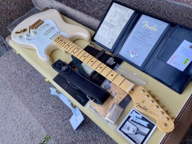 FENDER CUSTOM SHOP VINTAGE CUSTOM 1957 STRATOCASTER® NOS, Aged White Blonde