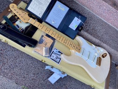 FENDER CUSTOM SHOP VINTAGE CUSTOM 1957 STRATOCASTER® NOS, Aged White Blonde