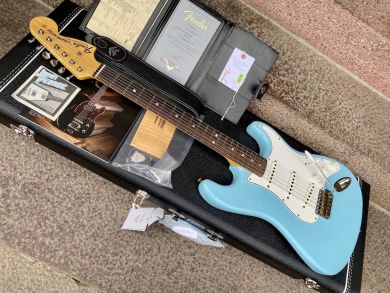 FENDER CUSTOM SHOP 1969 STRATOCASTER® JOURNEYMAN RELIC®, Faded Daphne Blue