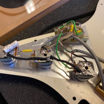 PREWIRED STRATOCASTER / WARMOTH PICKGUARD 