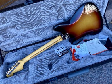 FENDER AMERICAN PROFESSIONAL JAZZMASTER, 3-Tone Sunburst
