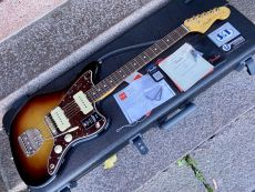 FENDER AMERICAN PROFESSIONAL JAZZMASTER, 3-Tone Sunburst