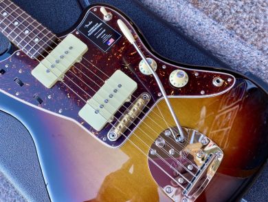 FENDER AMERICAN PROFESSIONAL JAZZMASTER, 3-Tone Sunburst