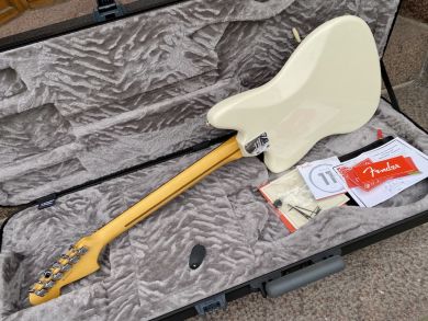 FENDER AMERICAN PROFESSIONAL JAGUAR, Olympic White