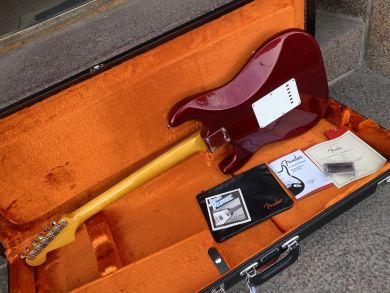FENDER AMERICAN VINTAGE II 1965 STRATOCASTER, Candy Apple RedFENDER AMERICAN VINTAGE II 1961 STRATOCASTER, Fiesta Red kopio 119665