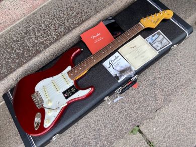 FENDER AMERICAN VINTAGE II 1965 STRATOCASTER, Candy Apple RedFENDER AMERICAN VINTAGE II 1961 STRATOCASTER, Fiesta Red kopio 119665