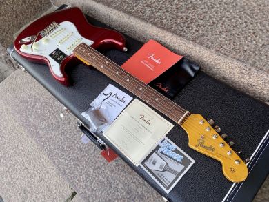 FENDER AMERICAN VINTAGE II 1965 STRATOCASTER, Candy Apple RedFENDER AMERICAN VINTAGE II 1961 STRATOCASTER, Fiesta Red kopio 119665