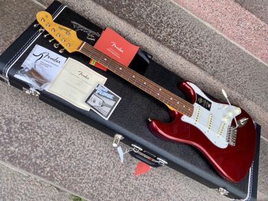 FENDER AMERICAN VINTAGE II 1965 STRATOCASTER, Candy Apple RedFENDER AMERICAN VINTAGE II 1961 STRATOCASTER, Fiesta Red kopio 119665