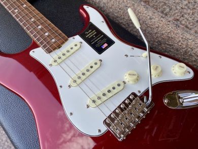 FENDER AMERICAN VINTAGE II 1965 STRATOCASTER, Candy Apple RedFENDER AMERICAN VINTAGE II 1961 STRATOCASTER, Fiesta Red kopio 119665
