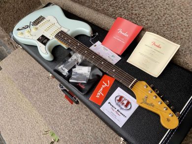 FENDER AMERICAN VINTAGE II 1965 STRATOCASTER, Sonic BlueSTER, Fiesta Red kopio 119665 kopio 119829