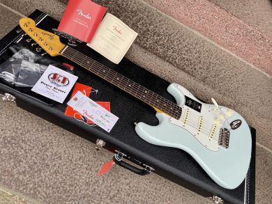 FENDER AMERICAN VINTAGE II 1965 STRATOCASTER, Sonic BlueSTER, Fiesta Red kopio 119665 kopio 119829
