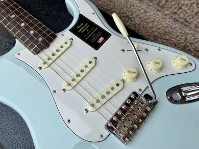 FENDER AMERICAN VINTAGE II 1965 STRATOCASTER, Sonic BlueSTER, Fiesta Red kopio 119665 kopio 119829