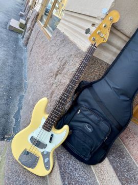 FENDER LIMITED EDITION LAURA LEE JAZZ BASS, Vintage White