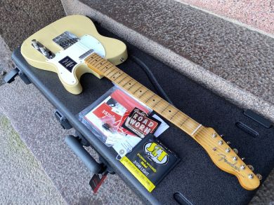 FENDER LIMITED EDITION VINTERA II ROAD WORN® '60S TELECASTER w/MAPLE CAP, Blonde