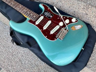 FENDER AMERICAN PROFESSIONAL CLASSIC STRATOCASTER, Faded Sherwood Green Metallic