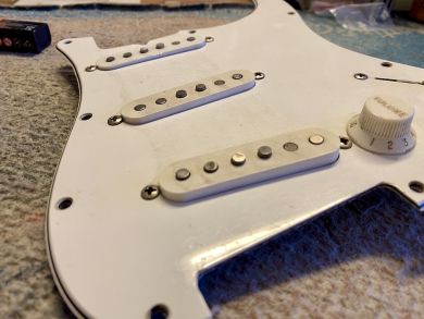 PRE WIRED FENDER STRAT PICKGUARD ´71/´73/REPRO