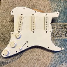 PRE WIRED FENDER STRAT PICKGUARD ´71/´73/REPRO