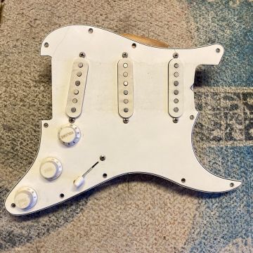 PRE WIRED FENDER STRAT PICKGUARD ´71/´73/REPRO