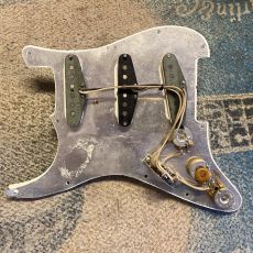 PRE WIRED FENDER STRAT PICKGUARD ´71/´73/REPRO