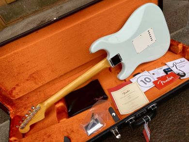 FENDER AMERICAN VINTAGE II 1965 STRATOCASTER, Sonic Blue