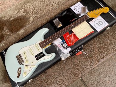 FENDER AMERICAN VINTAGE II 1965 STRATOCASTER, Sonic Blue