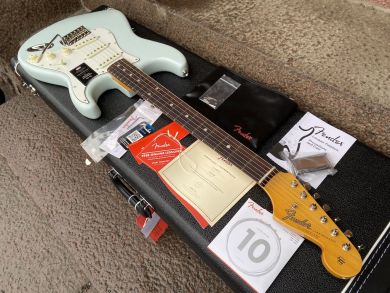 FENDER AMERICAN VINTAGE II 1965 STRATOCASTER, Sonic Blue