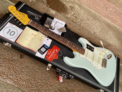 FENDER AMERICAN VINTAGE II 1965 STRATOCASTER, Sonic Blue