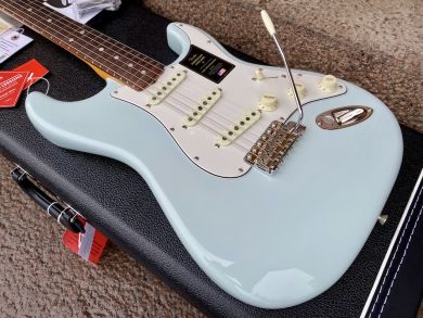 FENDER AMERICAN VINTAGE II 1965 STRATOCASTER, Sonic Blue