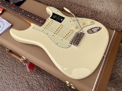 FENDER AMERICAN VINTAGE II 1961 STRATOCASTER, Olympic White